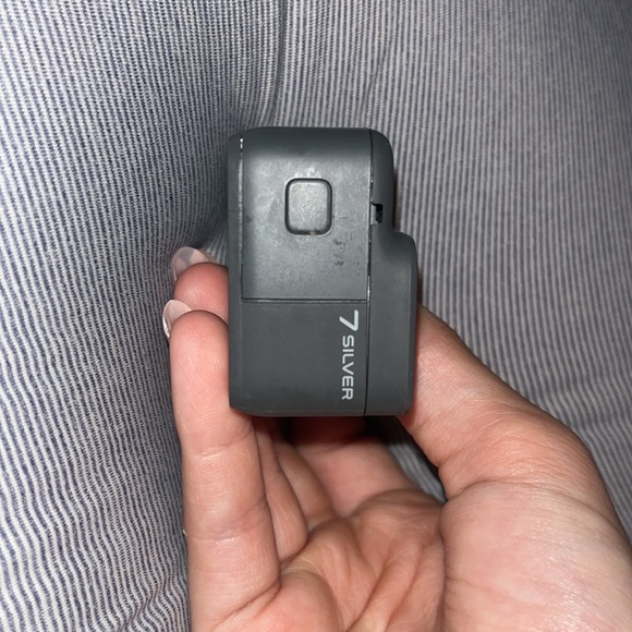 Go pro hero 7 sliver comes with sd card - Picture 3 of 5